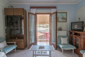 TV a/nebo společenská místnost v ubytování Yianiskari Holiday House