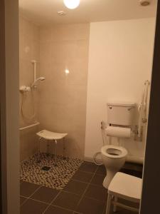 Un baño con inodoro, lavabo y ducha. en Liberty House - Bundoran seaside family & surfers holiday home, en Single Street 63 fotos más