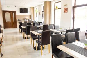 une salle à manger avec des tables et des chaises dans l'établissement Vila William’s, à Braşov