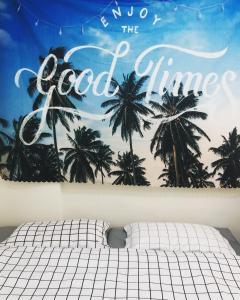 ein Schlafzimmer mit einem Schild, das die gute Zeit liest in der Unterkunft Tourism B&B in Hsinchu