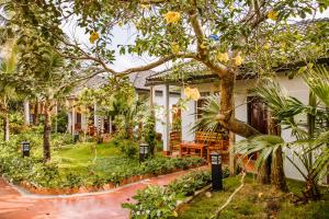 una casa con un jardín delante de ella en Palm Hills Resort, en Phu Quoc