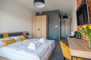 Łóżko lub łóżka w pokoju w obiekcie ApartHOTEL Gostyń