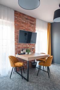 Telewizja i/lub zestaw kina domowego w obiekcie ApartHOTEL Gostyń