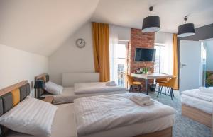 Łóżko lub łóżka w pokoju w obiekcie ApartHOTEL Gostyń