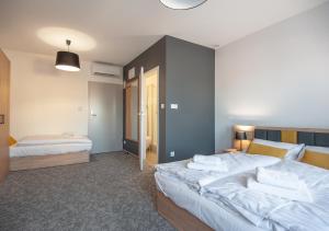 Łóżko lub łóżka w pokoju w obiekcie ApartHOTEL Gostyń
