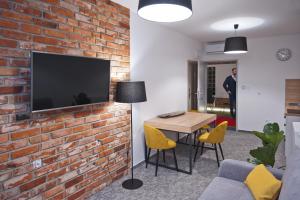 Telewizja i/lub zestaw kina domowego w obiekcie ApartHOTEL Gostyń