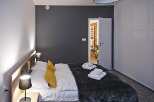Łóżko lub łóżka w pokoju w obiekcie ApartHOTEL Gostyń