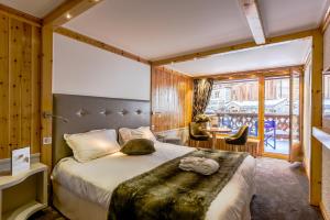 Ένα ή περισσότερα κρεβάτια σε δωμάτιο στο Hôtel Les Sherpas +39 φωτογραφίες