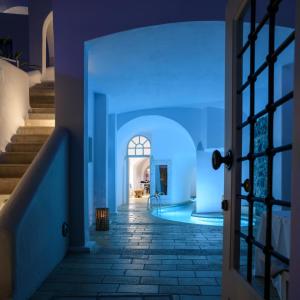 Bazén v ubytování Nefeles Luxury Suites nebo v jeho okolí