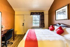 Postel nebo postele na pokoji v ubytování OYO Hotel Decatur TX Hwy 287 Northwest