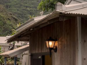 奄美的住宿－ゲストハウス ハルの家，建筑物一侧的灯光