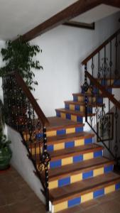 un escalier en bleu et jaune dans l'établissement Hotel Rural Casares, à Casares