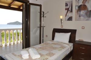 Кровать или кровати в номере Corfu Maisonettes Anemouri - San George Apartments