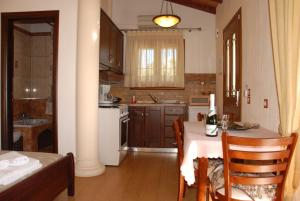 Kuchyň nebo kuchyňský kout v ubytování Corfu Maisonettes Anemouri - San George Apartments