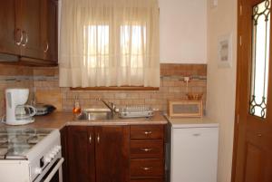Kuchyň nebo kuchyňský kout v ubytování Corfu Maisonettes Anemouri - San George Apartments