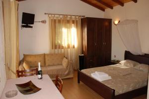 Postel nebo postele na pokoji v ubytování Corfu Maisonettes Anemouri - San George Apartments
