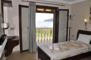 Postel nebo postele na pokoji v ubytování Corfu Maisonettes Anemouri - San George Apartments