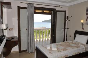 Postel nebo postele na pokoji v ubytování Corfu Maisonettes Anemouri - San George Apartments