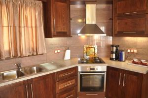 Kuchyň nebo kuchyňský kout v ubytování Corfu Maisonettes Anemouri - San George Apartments