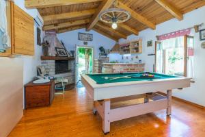 Biliardový stôl v ubytovaní Beautiful villa Loreta with private pool near Pula and Rovinj