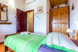 Posteľ alebo postele v izbe v ubytovaní Beautiful villa Loreta with private pool near Pula and Rovinj
