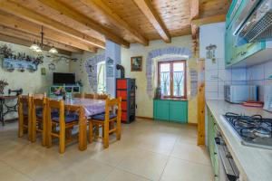 Kuchyňa alebo kuchynka v ubytovaní Beautiful villa Loreta with private pool near Pula and Rovinj