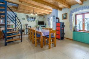 Kuchyňa alebo kuchynka v ubytovaní Beautiful villa Loreta with private pool near Pula and Rovinj