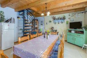 Kuchyňa alebo kuchynka v ubytovaní Beautiful villa Loreta with private pool near Pula and Rovinj