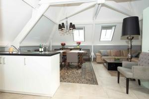- une salle à manger et un salon avec une table à manger dans l'établissement StudioBeerse met Sauna Zwembad en Spa, à Beerse