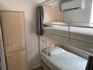 Postel nebo postele na pokoji v ubytování Mumma's Hostel Surfers Paradise