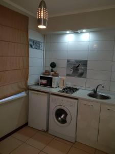 cocina con lavadora y fregadero en Квартира у метро Студенческая, Фармакадемия, Караван, en Járkov