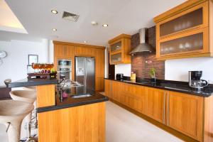 Kuchyň nebo kuchyňský kout v ubytování Dhevatara Residence Beachfront Villas