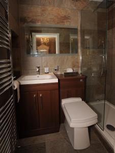 y baño con aseo, lavabo y ducha. en Tower Apartments en Southend-on-Sea