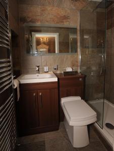 y baño con aseo, lavabo y ducha. en Tower Apartments, en Southend-on-Sea