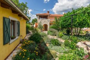 Vonkajšia záhrada v ubytovaní Beautiful villa Loreta with private pool near Pula and Rovinj