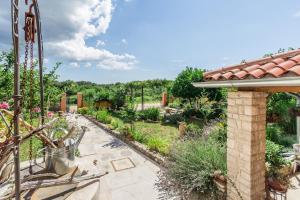 Vonkajšia záhrada v ubytovaní Beautiful villa Loreta with private pool near Pula and Rovinj