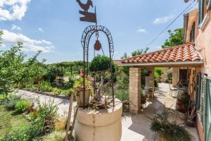 Vonkajšia záhrada v ubytovaní Beautiful villa Loreta with private pool near Pula and Rovinj