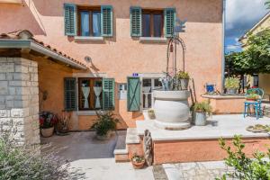 Vonkajšia záhrada v ubytovaní Beautiful villa Loreta with private pool near Pula and Rovinj