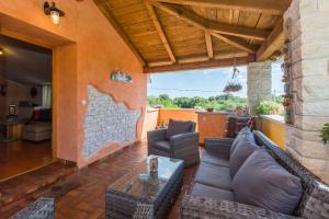 Posedenie v ubytovaní Beautiful villa Loreta with private pool near Pula and Rovinj
