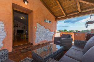 Posedenie v ubytovaní Beautiful villa Loreta with private pool near Pula and Rovinj