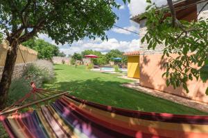 Vonkajšia záhrada v ubytovaní Beautiful villa Loreta with private pool near Pula and Rovinj