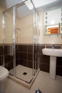 Hotel Shpija e Gjyshit的一间浴室