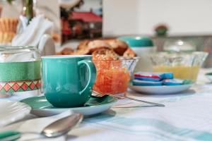 un tavolo con una tazza blu e una ciotola di pane di B&B Matilde a Mormanno