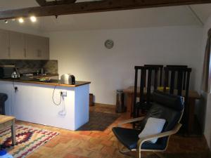 una cucina con bancone e sedia in una stanza di Starvegoose Cottage a Goudhurst