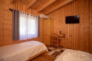 TV a/nebo společenská místnost v ubytování Hotel Shpija e Gjyshit