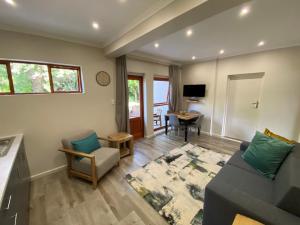 een woonkamer met een bank en een tafel bij Viettz Suite Annex in Stellenbosch