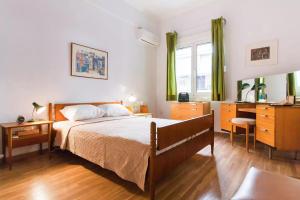 A bed or beds in a room at Athens Vintage Apartments - Pagrati
