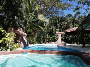 una piscina frente a un complejo en Mundo Goub'art, en Cabuya