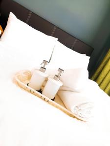 吉隆坡的住宿－Beautiful Relaxing Home in SkyArena Ascenda (3-6pax)，床上的带毛巾和蜡烛的托盘