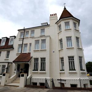 een groot wit gebouw met een toren bij Tower Apartments in Southend-on-Sea